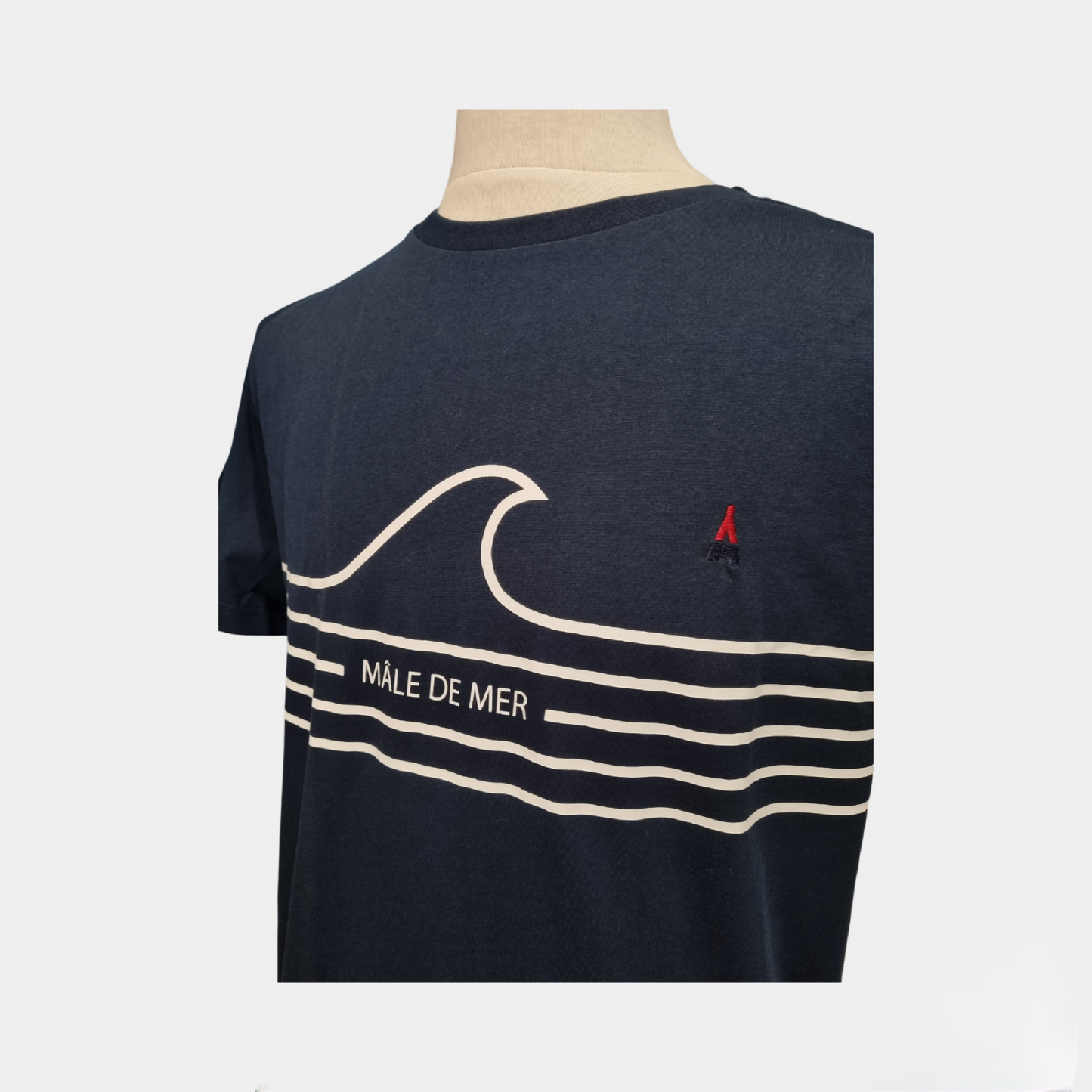 Tee-shirt Mâle de Mer MAISON FT bleu marine porté avec un pantalon chino pour un look élégant
