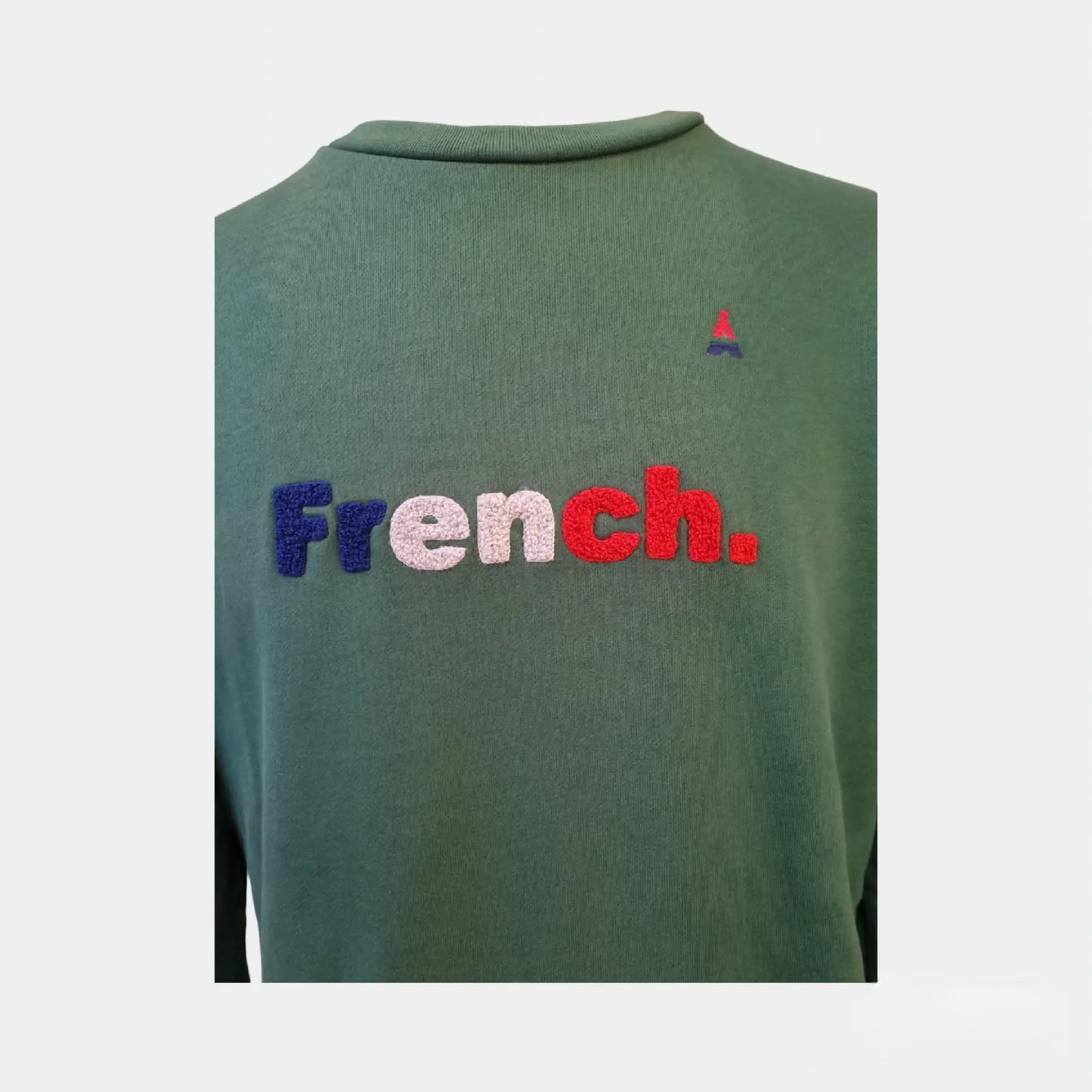 Détail inscription 'French' en bleu blanc rouge sur pull Maison FT