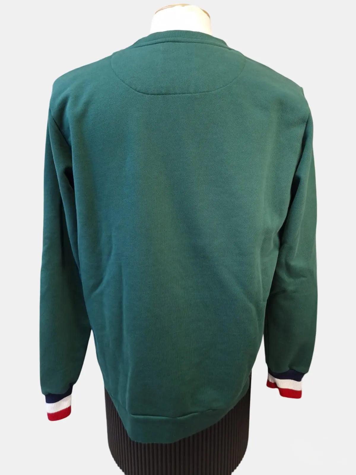 Pull Maison FT vert 'French' porté avec style décontracté