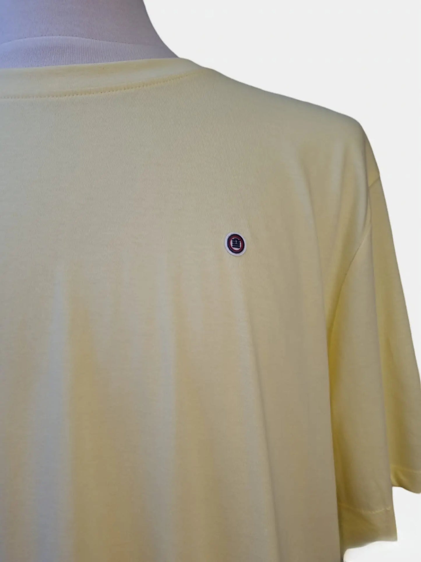 T-shirt jaune pâle Serge Blanco porté avec style décontracté