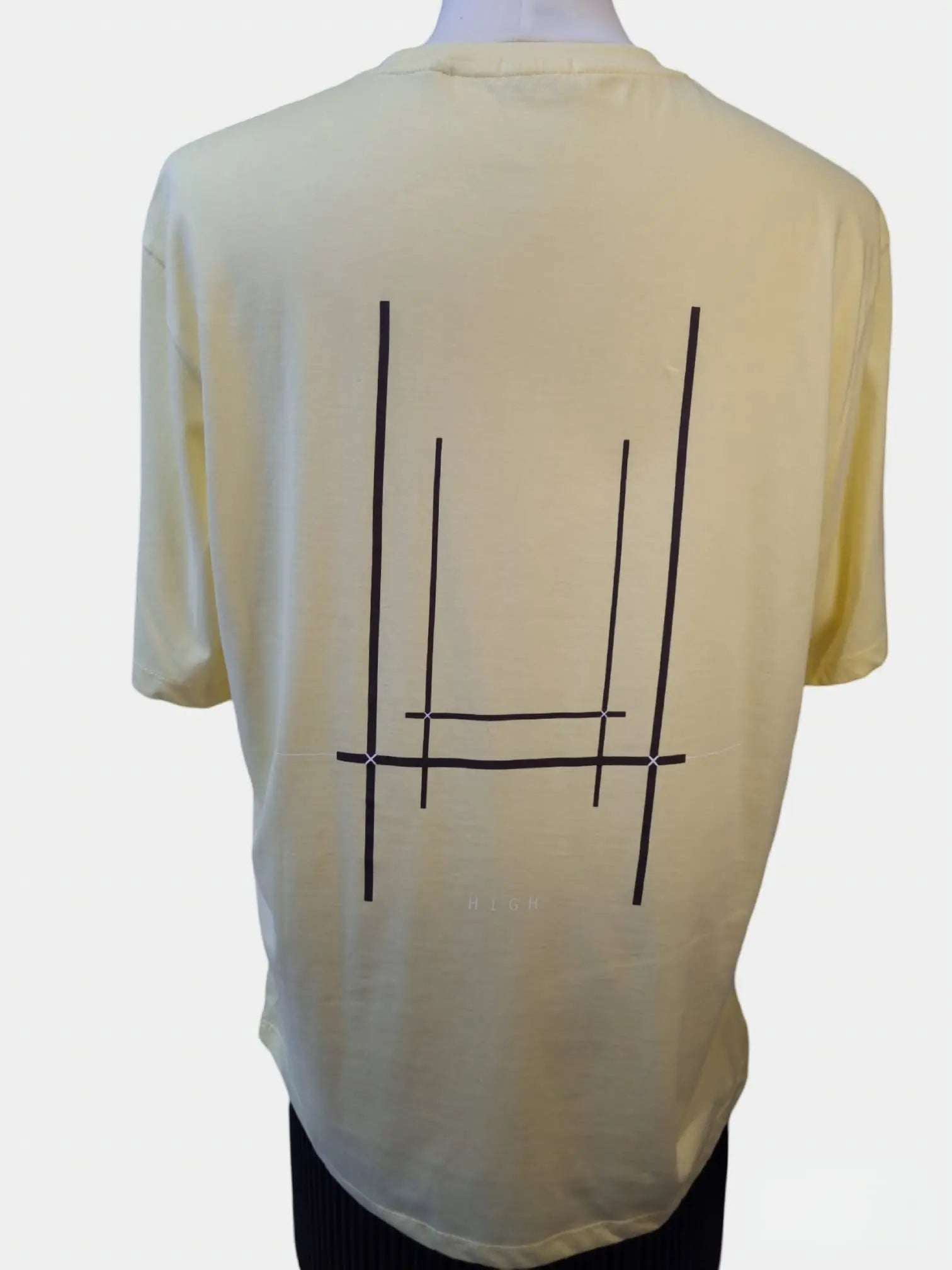 T-shirt Serge Blanco avec dessin graphique de poteau de rugby noir et inscription 'High'