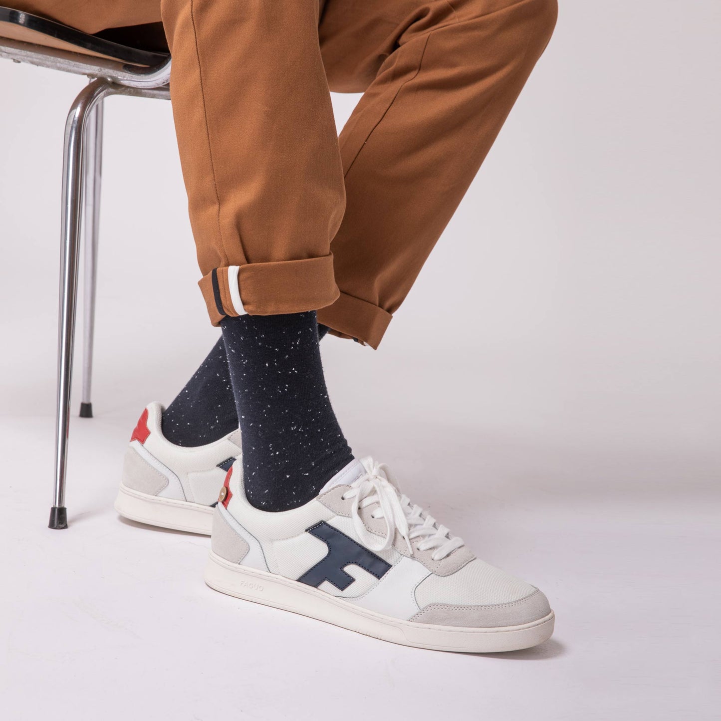 Basket Hazel FAGUO blanche, bleu marine et rouge portée avec un jean et un t-shirt écru