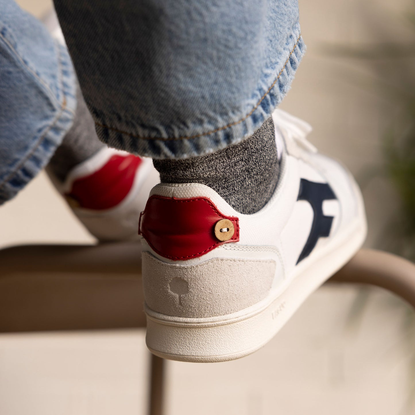 Zoom sur la matière de la basket Hazel FAGUO blanche, bleu marine et rouge en cuir suède et nylon recyclé