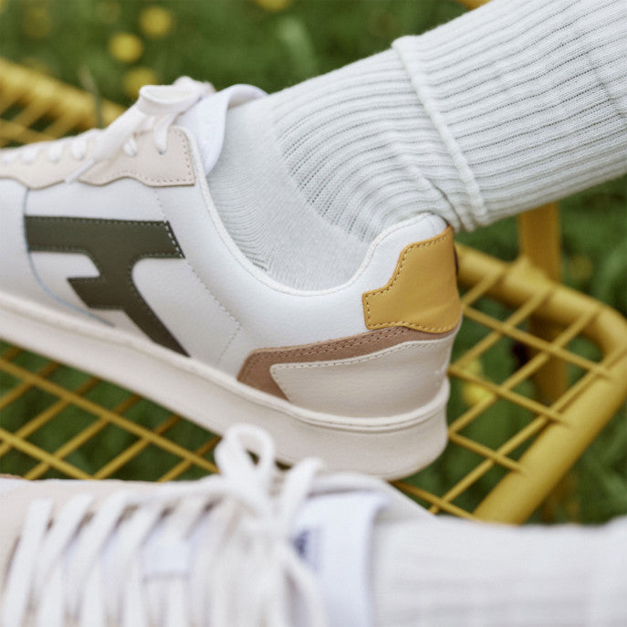 Zoom sur la matière de la basket Hazel FAGUO blanche, kaki et jaune en cuir suède et nylon recyclé