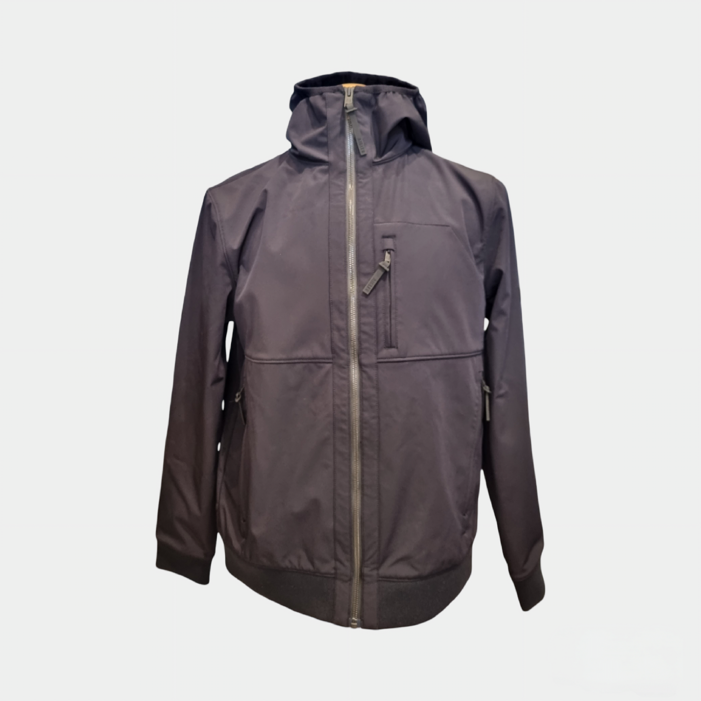 Blouson AIGLE 1853 noir, capuche intégrée et traitement déperlant