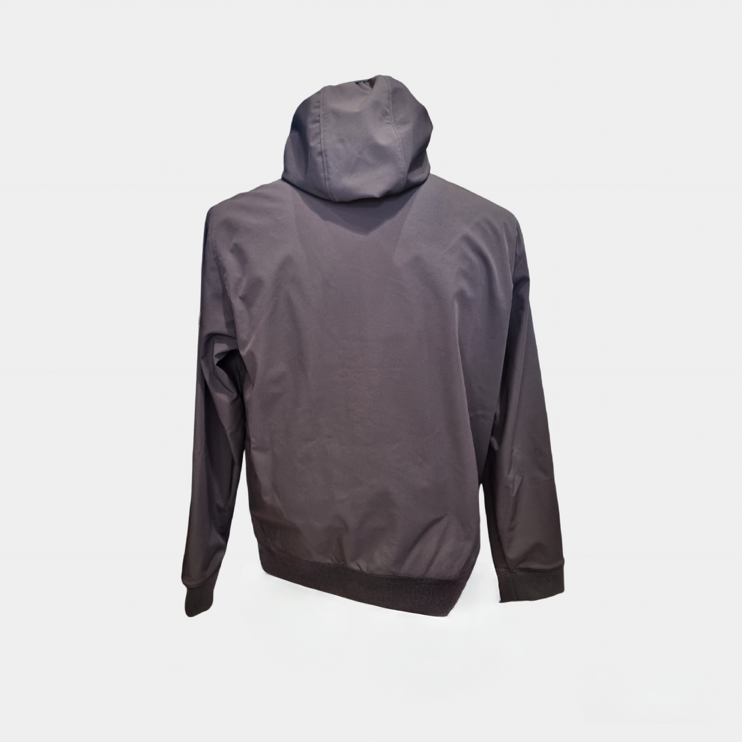 Blouson noir AIGLE 1853 porté avec un jean et des boots pour un style moderne
