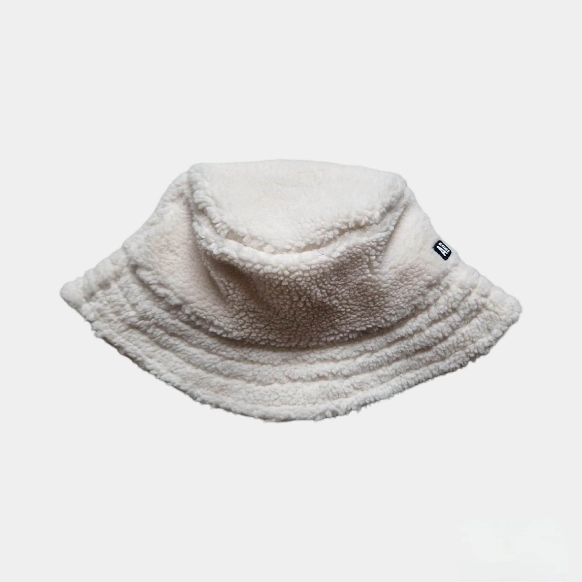 Bob en fourrure blanc AIGLE 1853, accessoire hivernal élégant et chaud