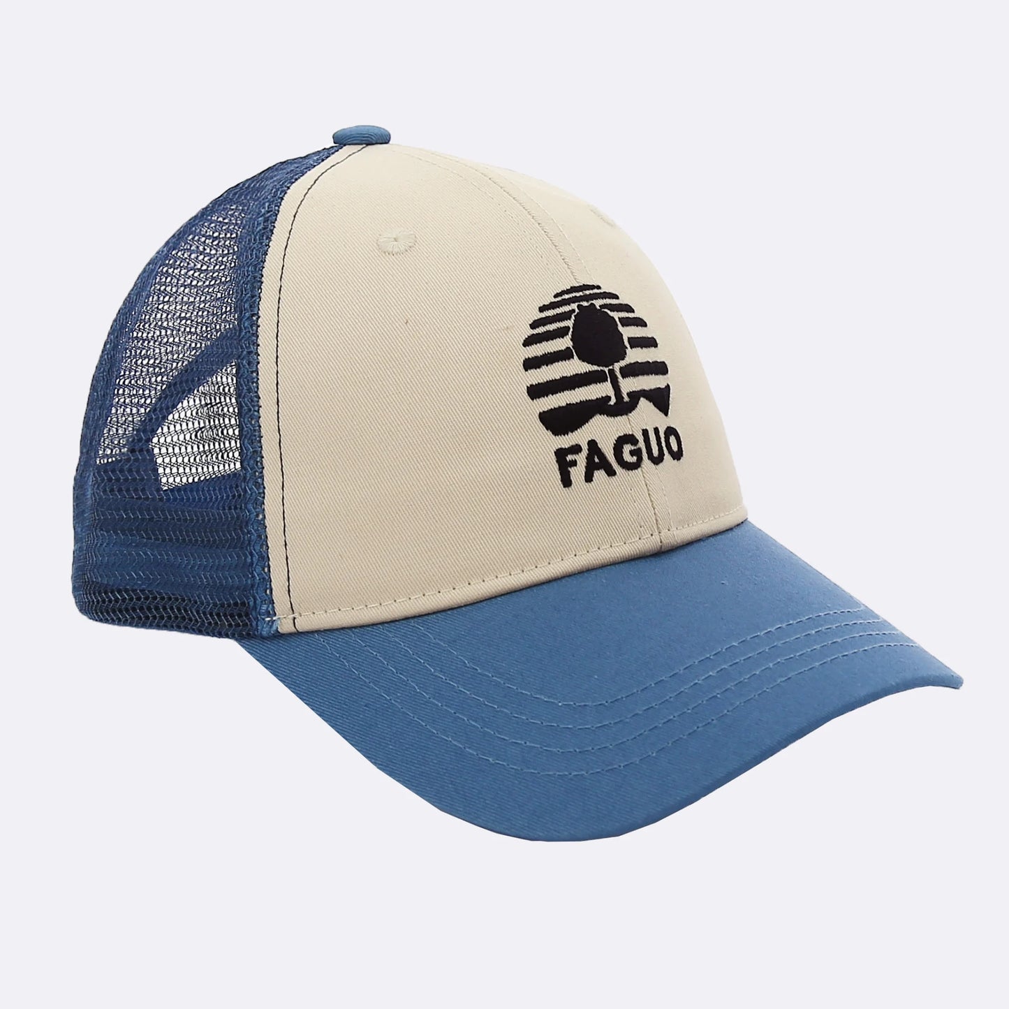 Casquette trucker bleu et blanc FAGUO assortie à un polo et un pantalon léger