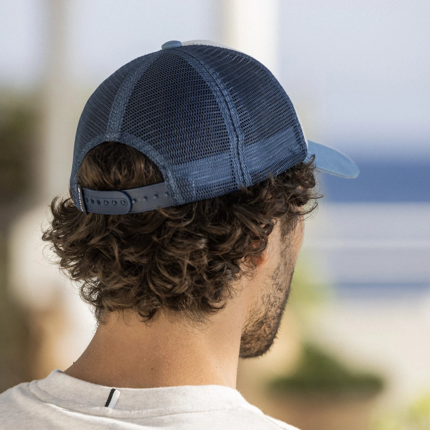Détail de la casquette trucker FAGUO avec filet bleu et face avant blanche