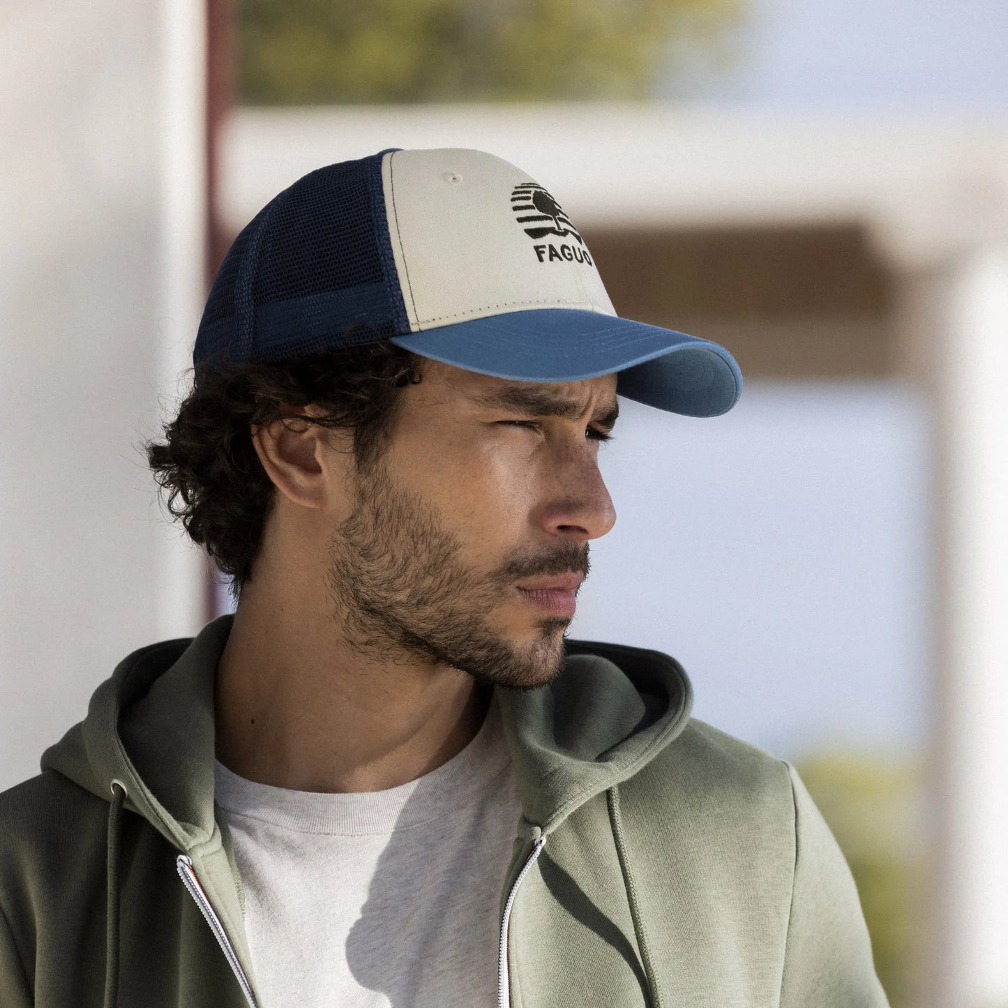 Casquette trucker bleu et blanc FAGUO avec filet arrière et visière incurvée