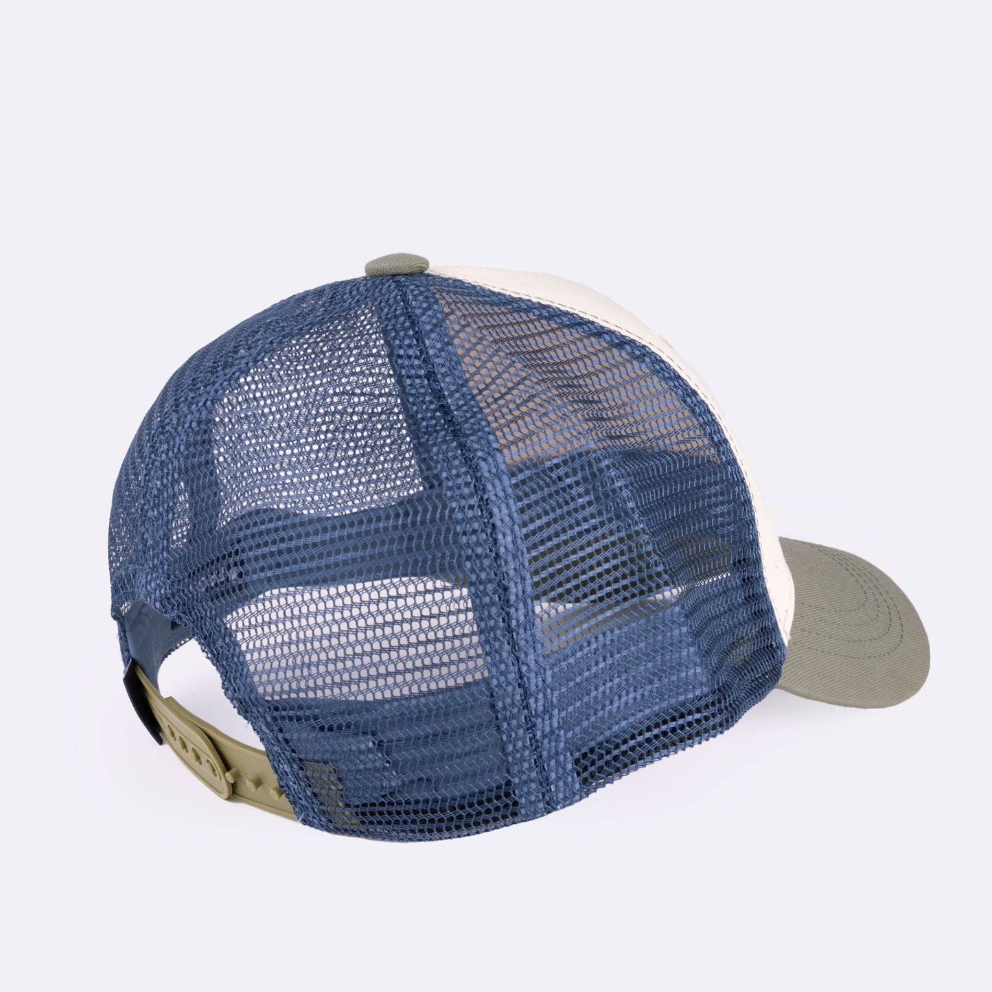 Casquette trucker kaki, blanc et bleu FAGUO assortie à un polo vert et un short beige