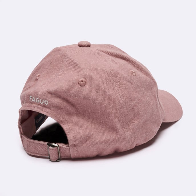 Casquette rose FAGUO portée avec un sweat et un jean délavé