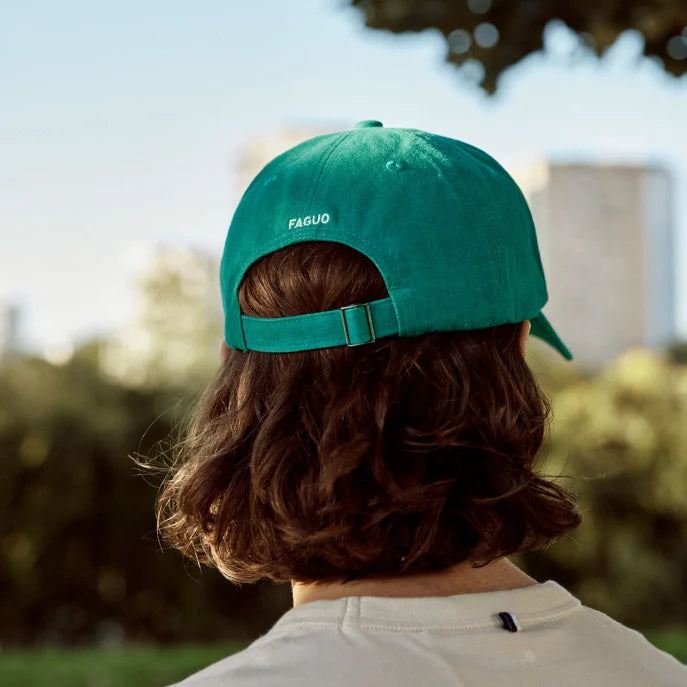 Détail de la casquette verte FAGUO avec fermeture ajustable