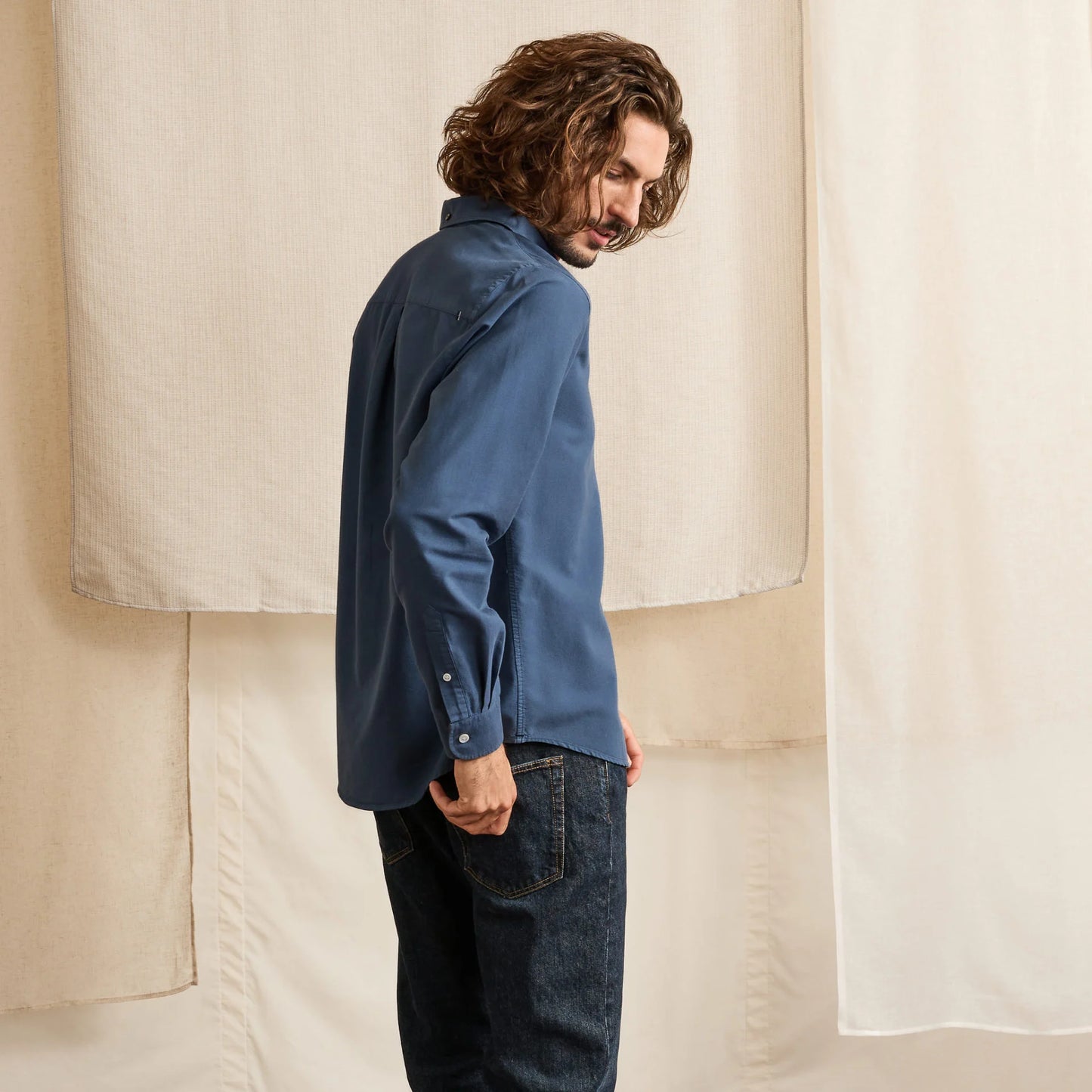 Look business avec la chemise bleue marine FAGUO portée sous un blazer