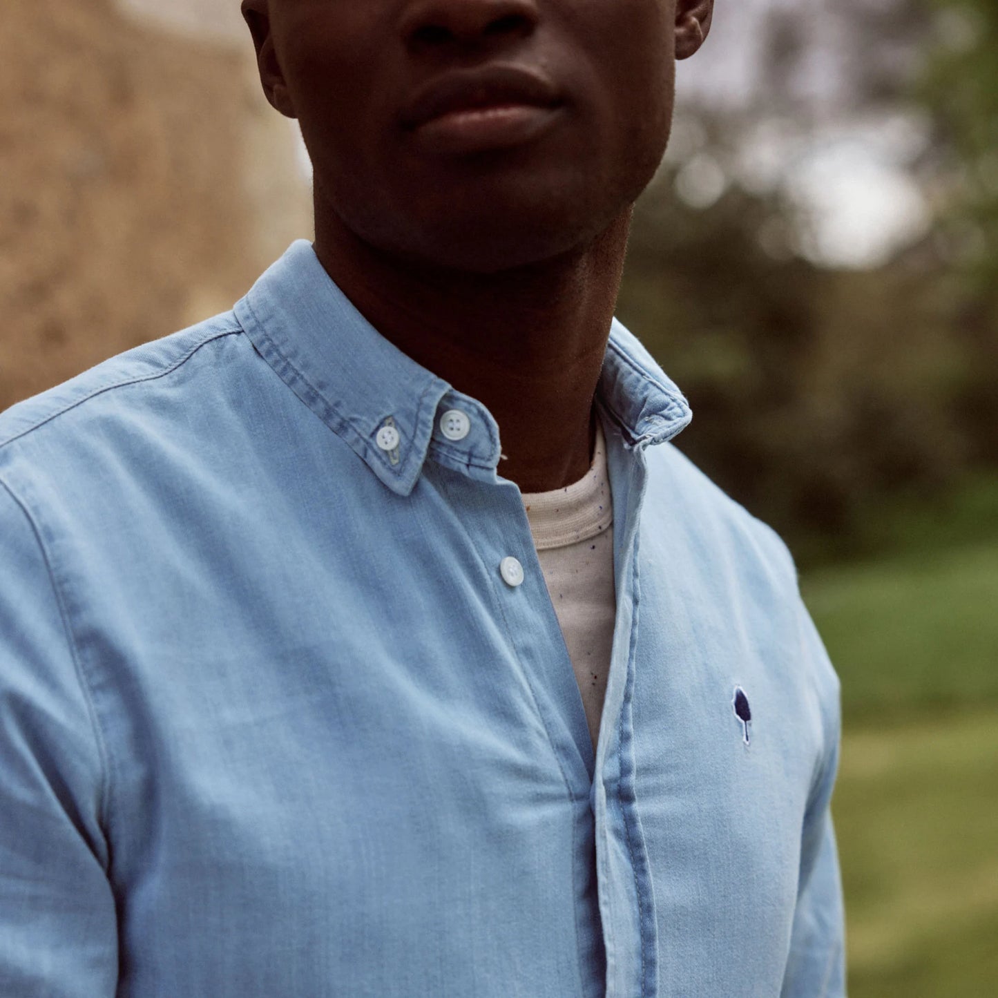 Chemise ivoy Denim FAGUO portée avec un t-shirt blanc et un pantalon chino beige pour un look casual chic