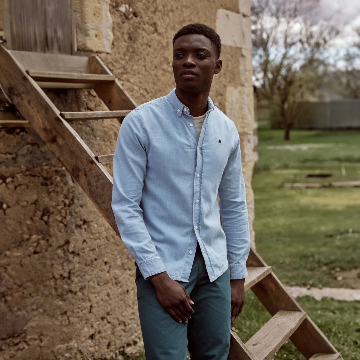 Chemise Ivoy Denim FAGUO 100% coton, idéale pour un look décontracté et moderne