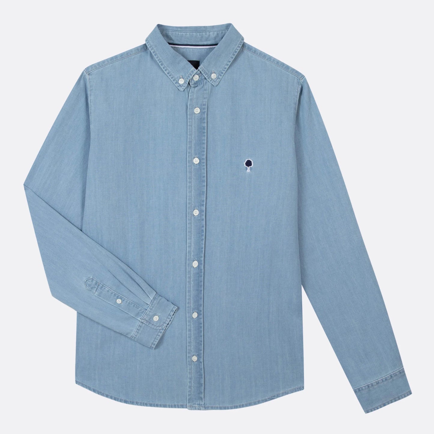 Chemise Ivoy Denim FAGUO portée avec un t-shirt blanc et un pantalon chino beige pour un look casual chic