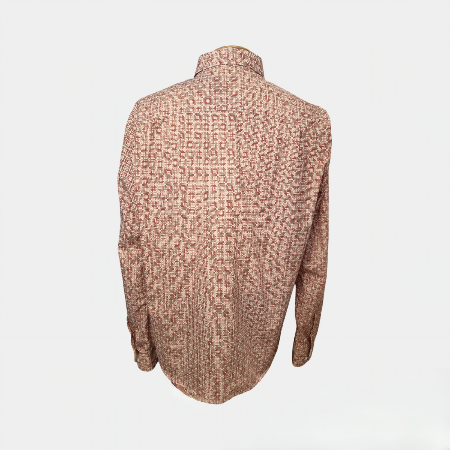 Chemise imprimée orange et beige SERGE BLANCO portée avec un chino beige pour un style casual chic