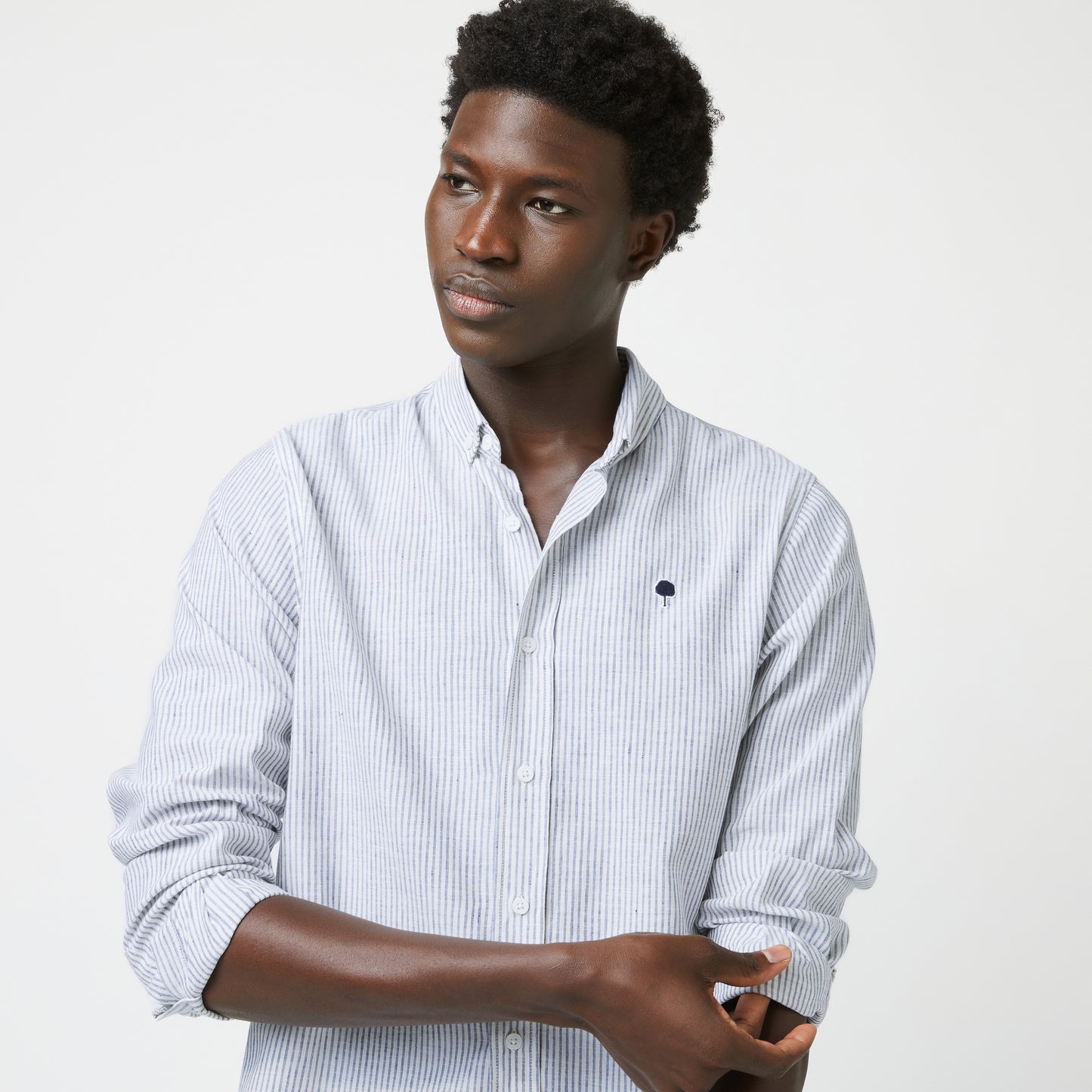 Chemise Ivory FAGUO rayée écru et bleu portée avec un jean brut et des sneakers blanches pour un look printanier chic