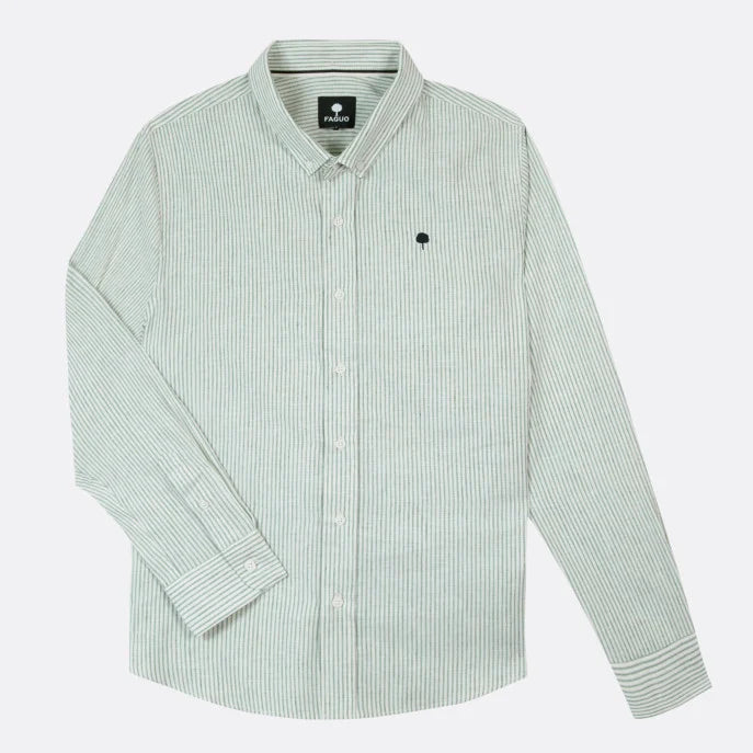 Chemise Ivoy FAGUO rayée écru et vert portée avec un jean brut et des baskets blanches pour un look printanier et estival