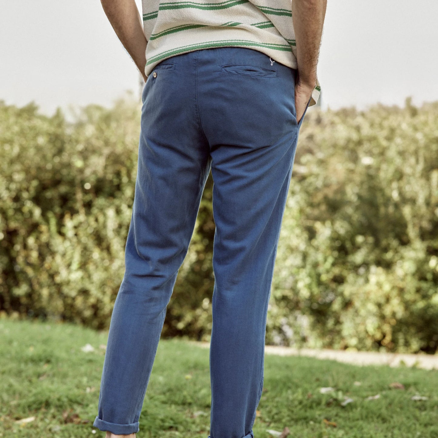 Look d'été avec le pantalon Dark Navy FAGUO et une chemise en lin