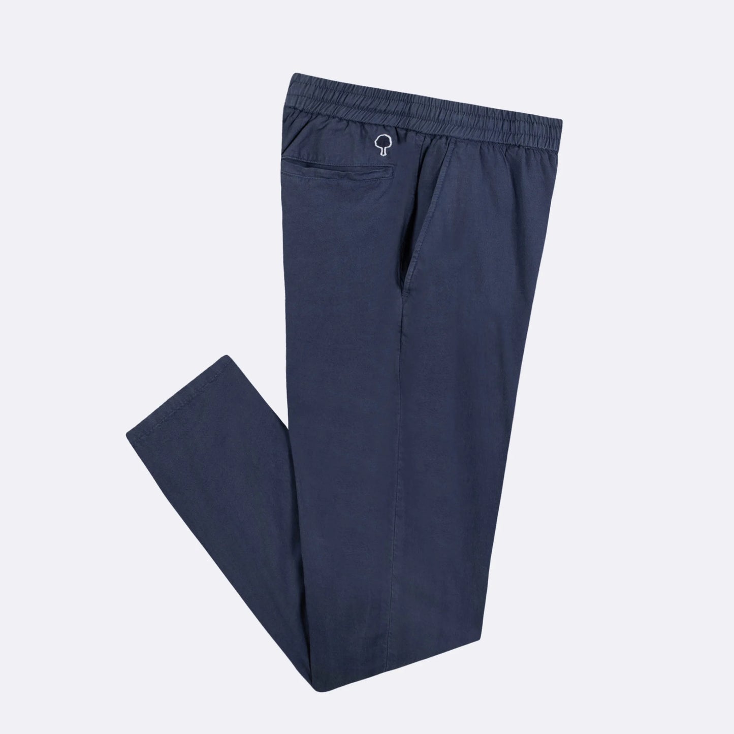 Style casual avec le pantalon Dark Navy FAGUO et un t-shirt blanc