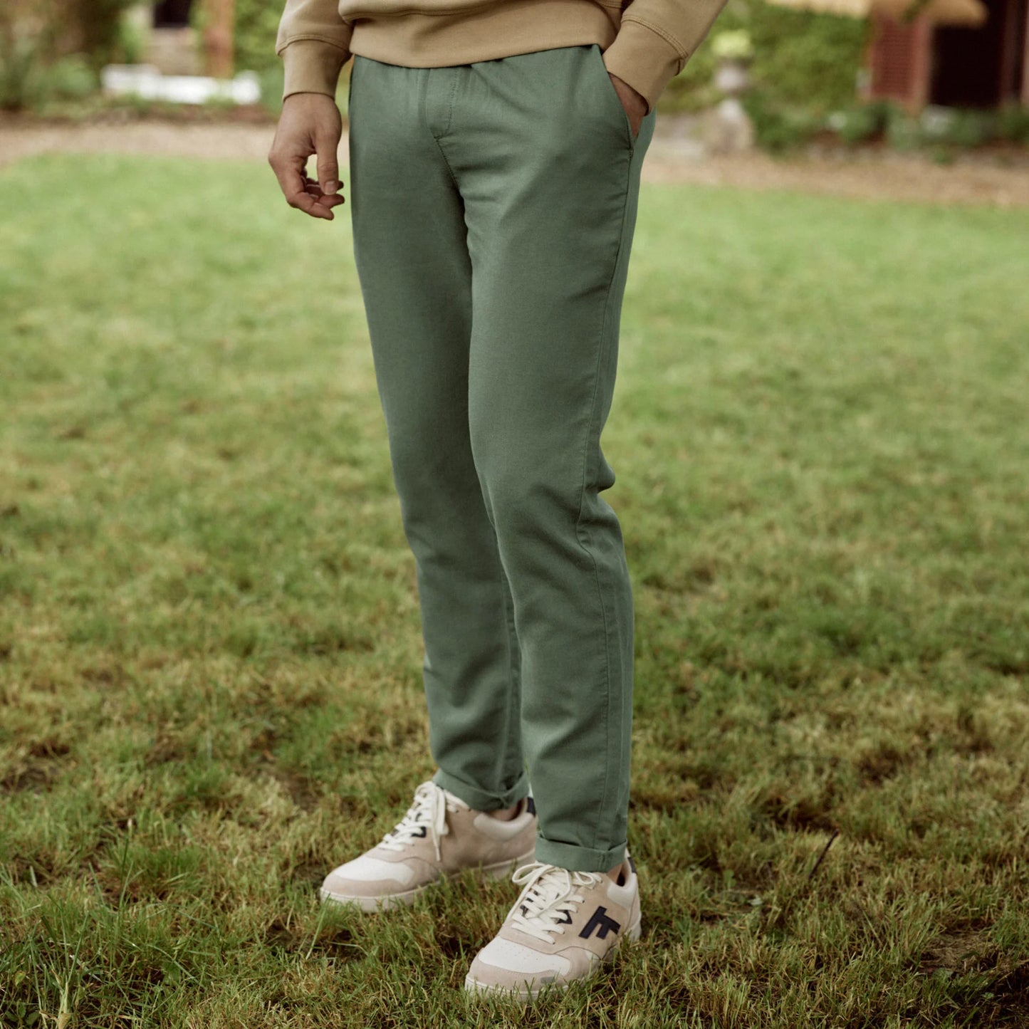 Look d'été avec le pantalon vert olive FAGUO et une chemise en lin