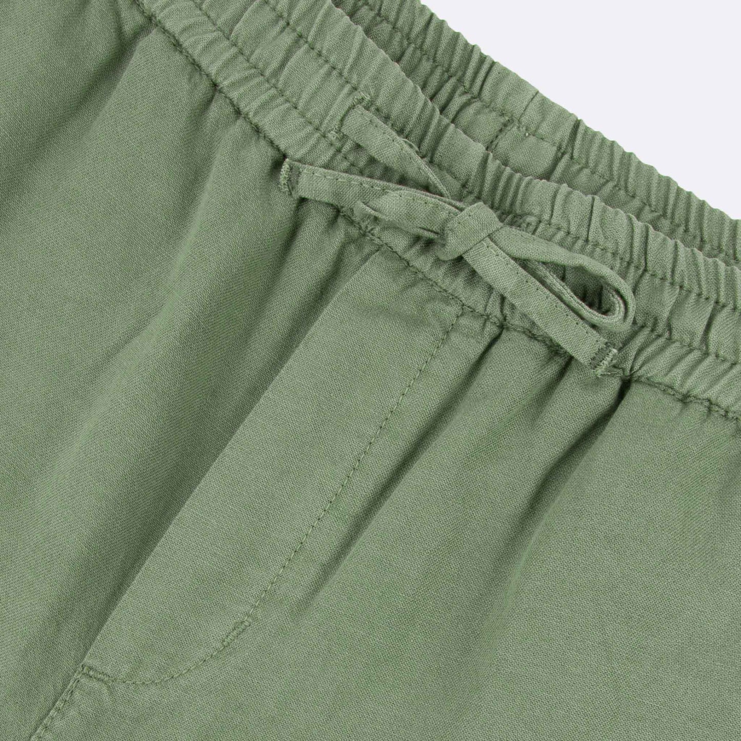 Détail de la taille élastiquée avec lien de serrage du pantalon vert olive FAGUO