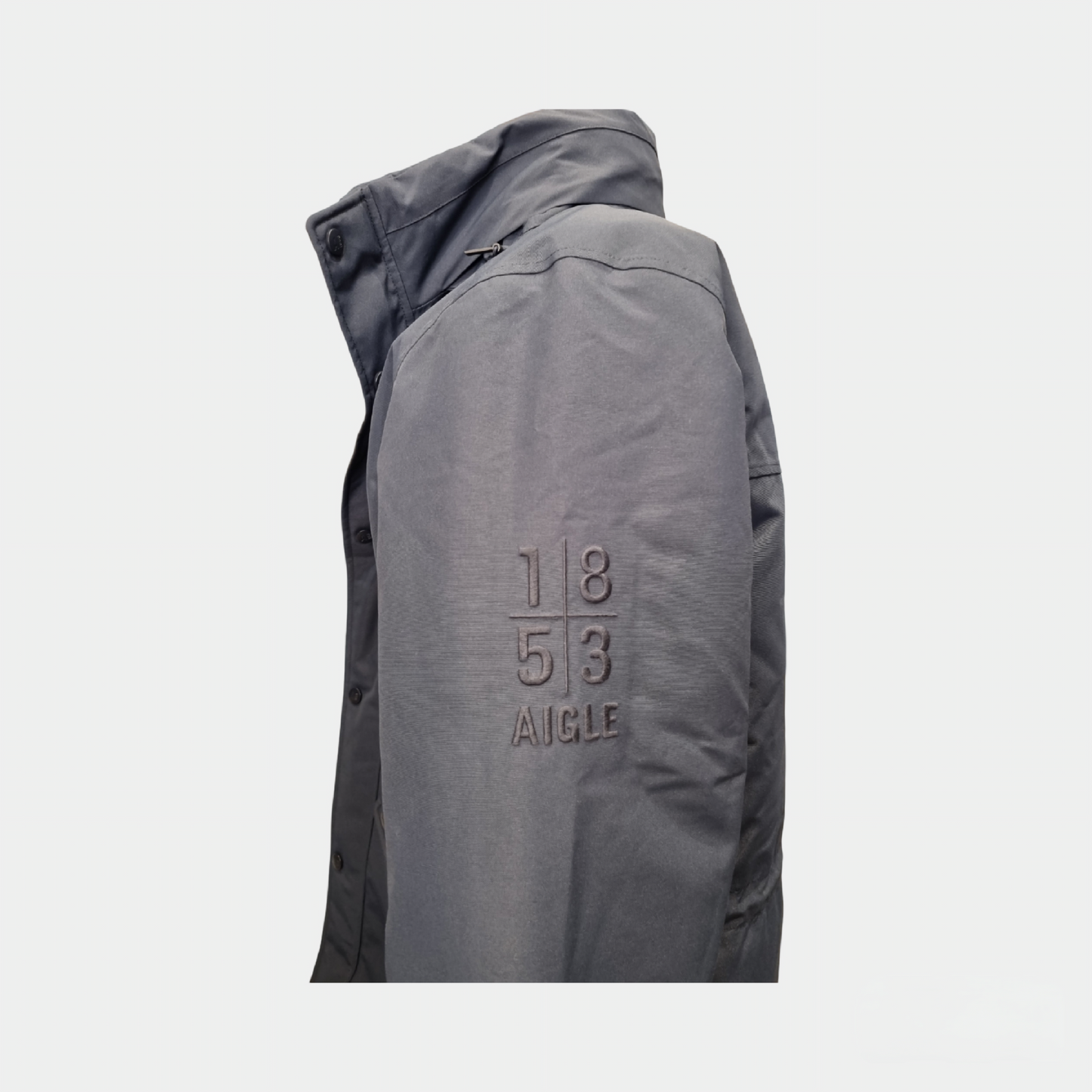 Détail du logo de la parka AIGLE 1853 bleu marine