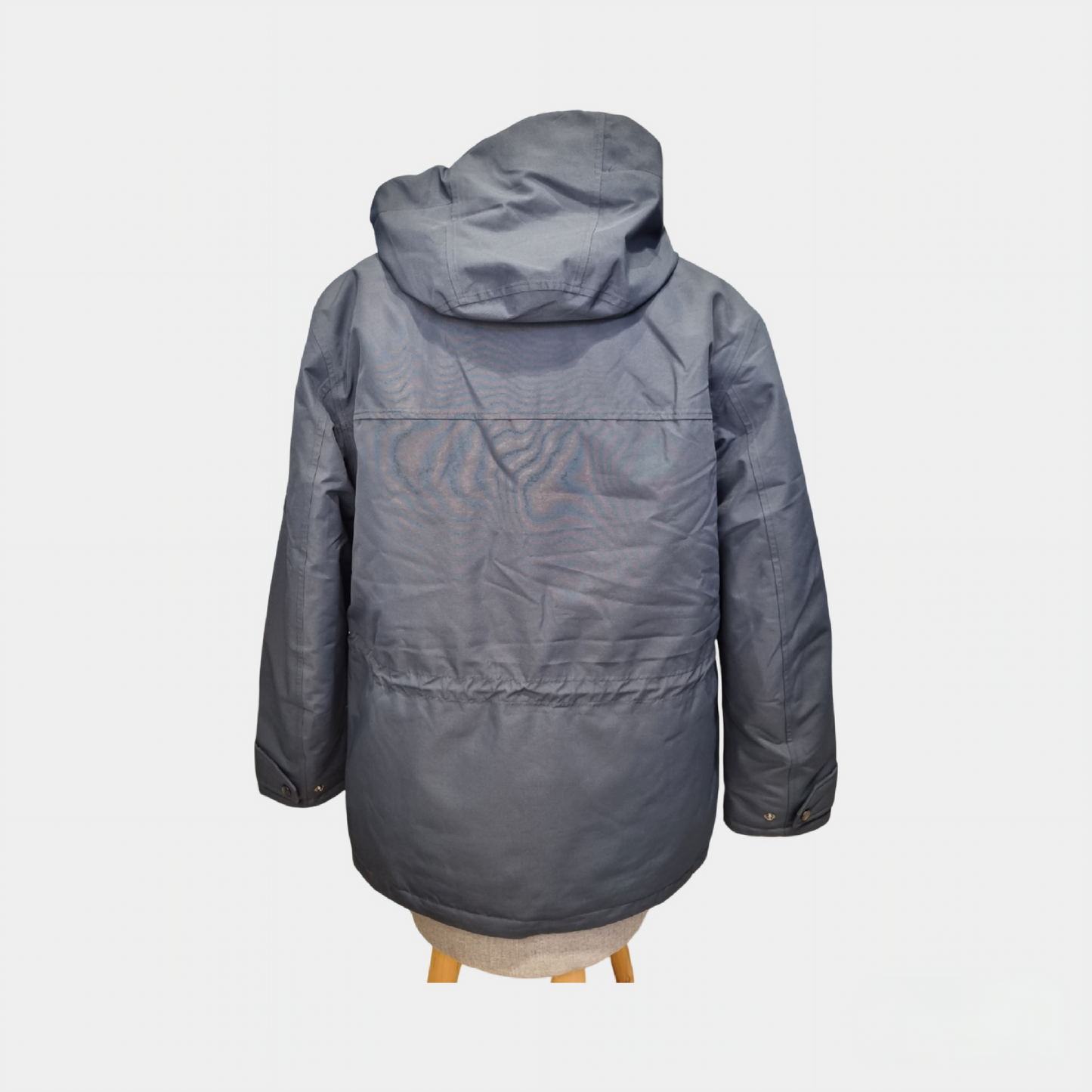 Parka AIGLE 1853 bleu marine portée avec un jean et des bottines pour un look urbain chic