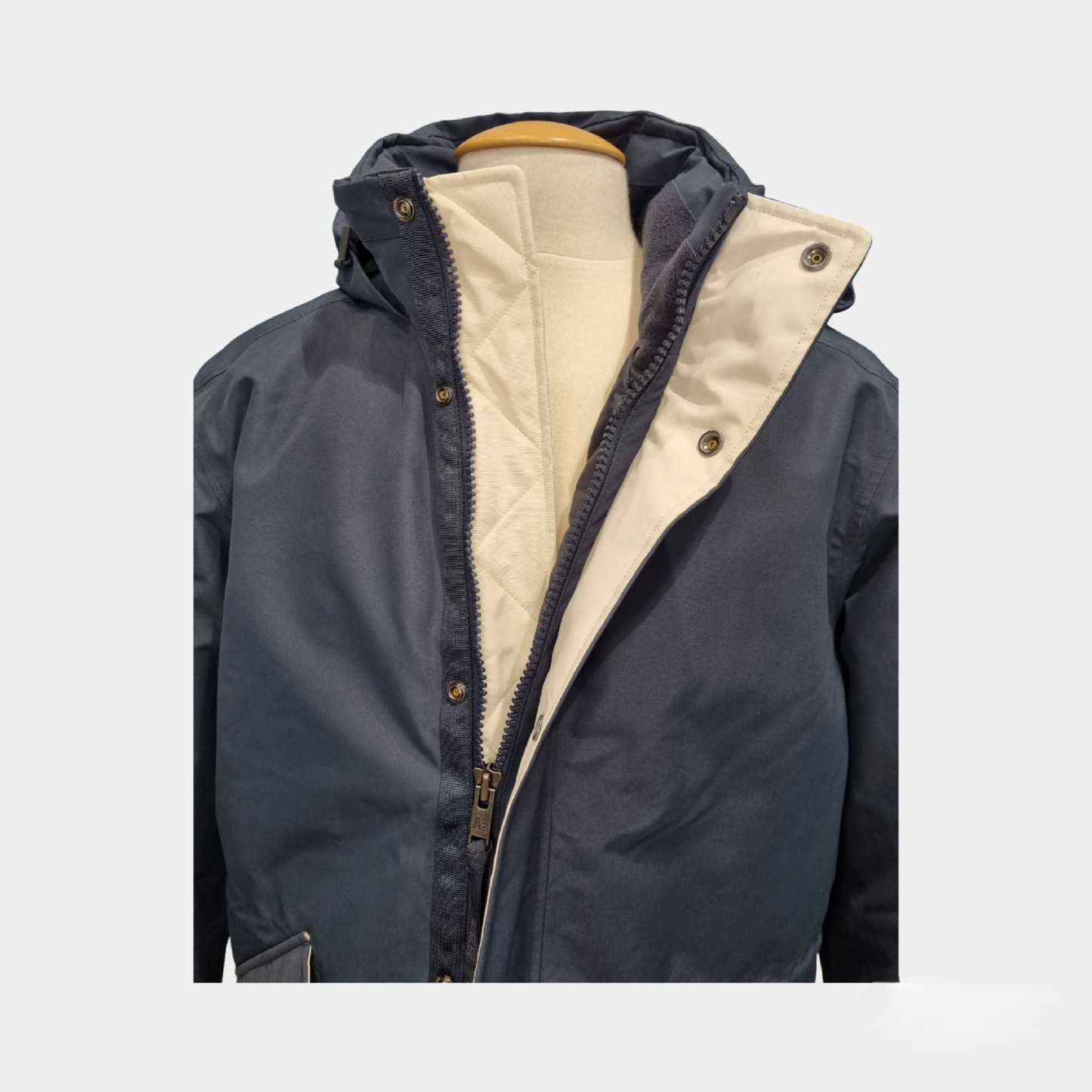 Détail de la parka AIGLE 1853 bleu marine