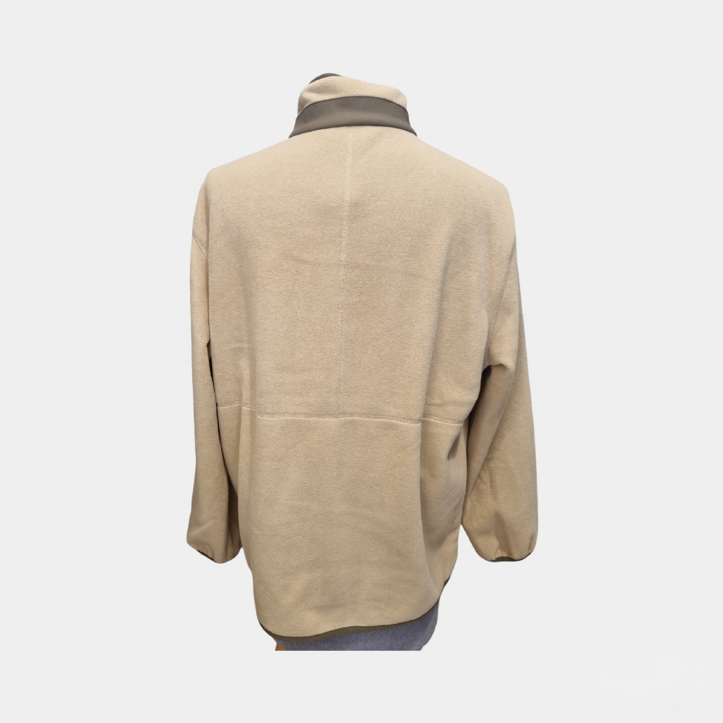 Polaire AIGLE 1853 beige portée avec un jean et des boots pour un style outdoor élégant