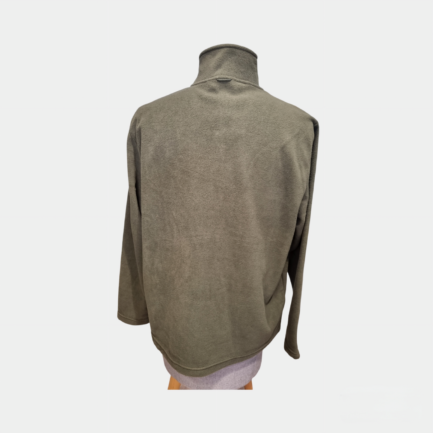 Polaire AIGLE 1853 kaki portée avec un chino beige et des boots en cuir