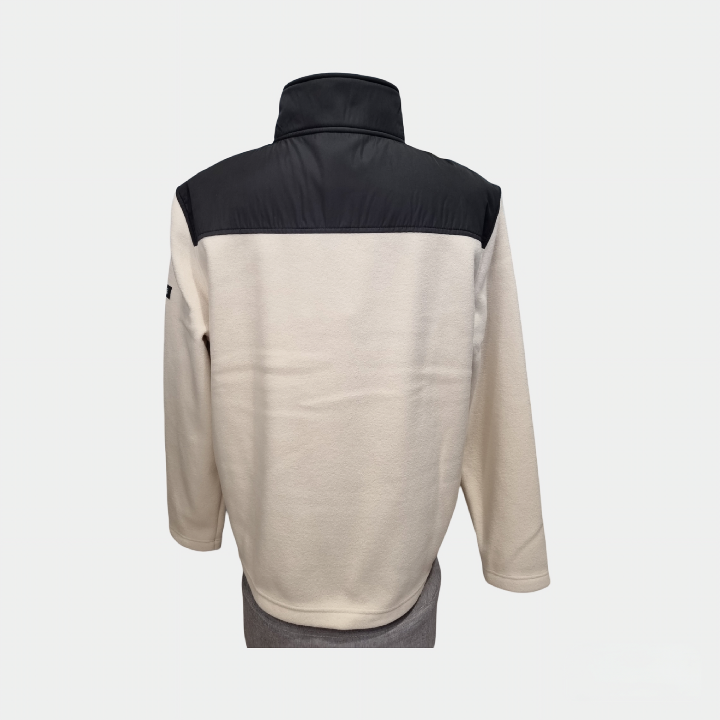 Polaire AIGLE 1853 noire et blanche portée avec un jean et des baskets pour un style casual