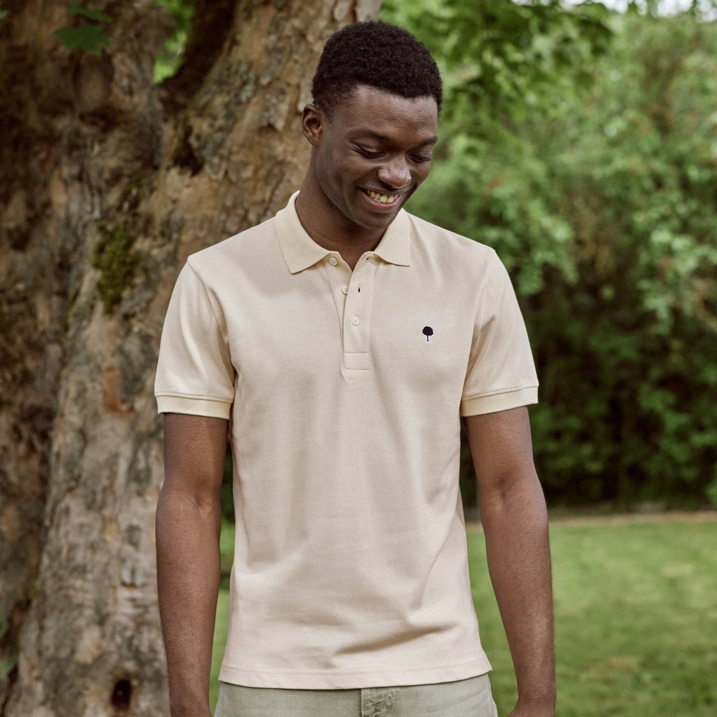Polo piqué écru FAGUO porté avec un chino beige pour un look casual chic