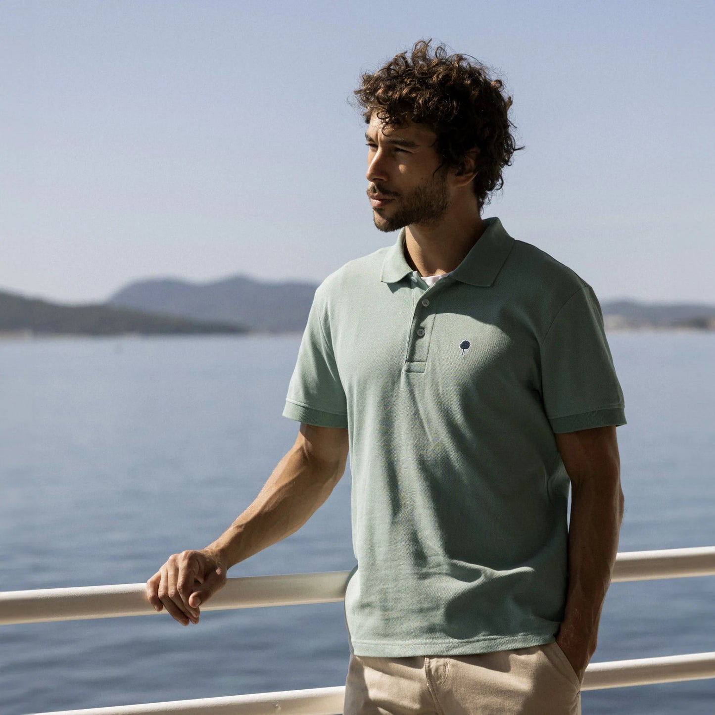Polo piqué vert clair FAGUO en coton recyclé, coupe fusion et col classique