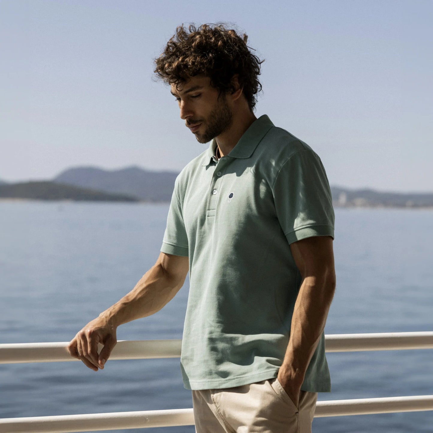 Polo piqué vert clair FAGUO porté avec un chino beige pour un look casual chic