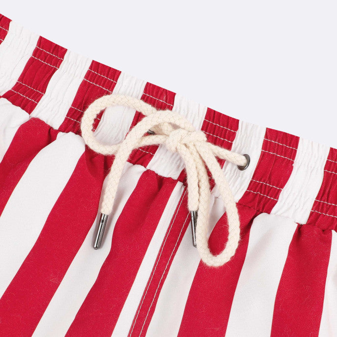 Zoom sur la matière du short de bain rayé rouge et blanc FAGUO en polyester recyclé