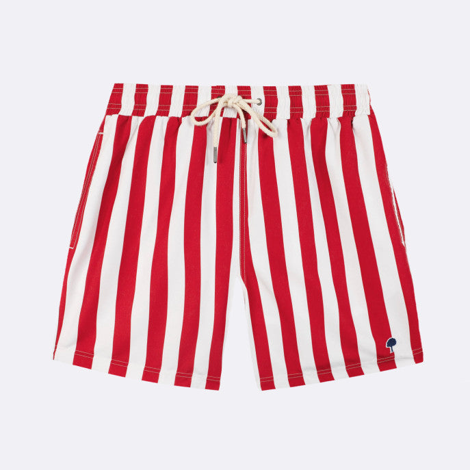 Short de bain rayé rouge et blanc FAGUO porté pour un look plage décontracté