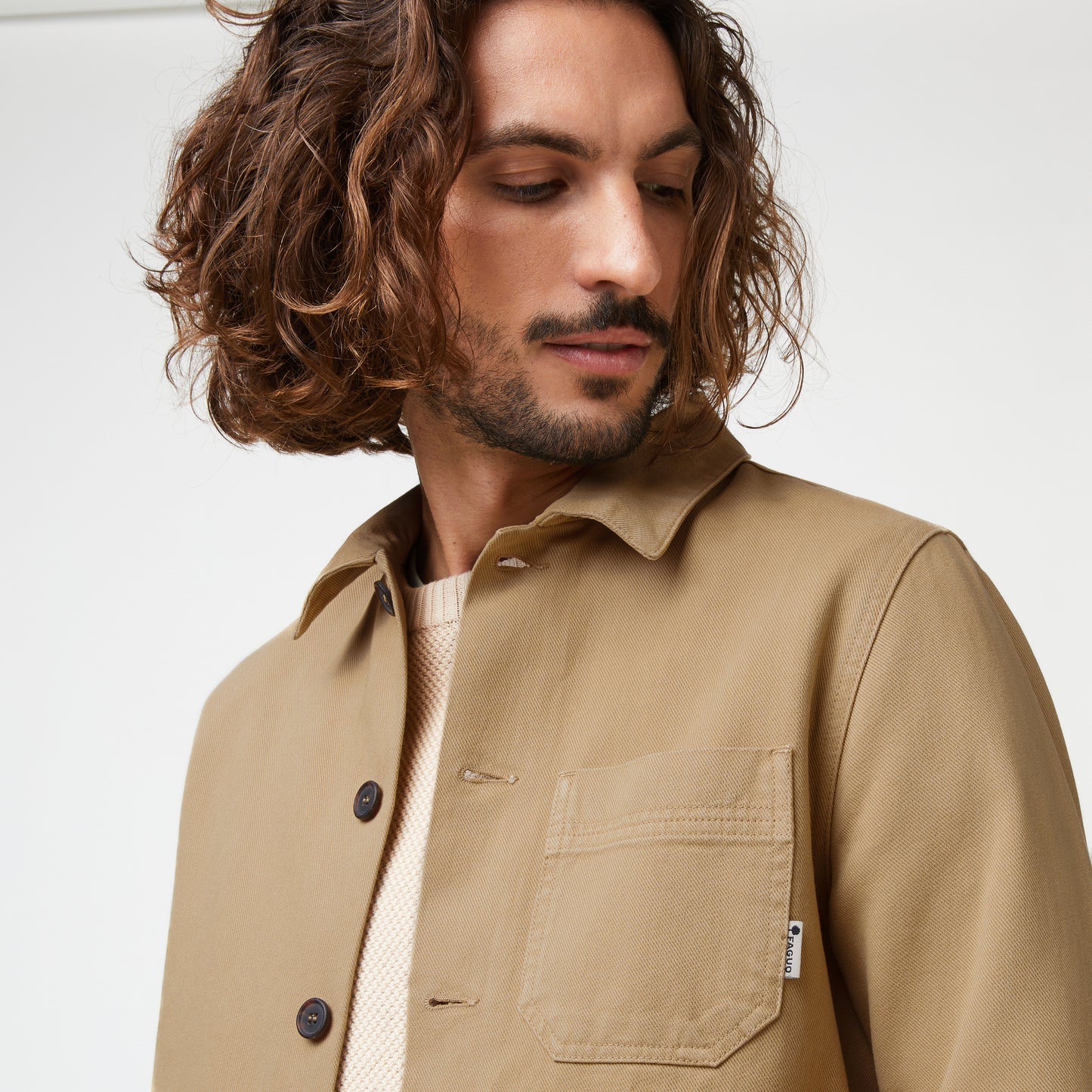 Surchemise LORGE Beige de FAGUO portée avec un t-shirt blanc et un jean clair pour un look printanier casual chic