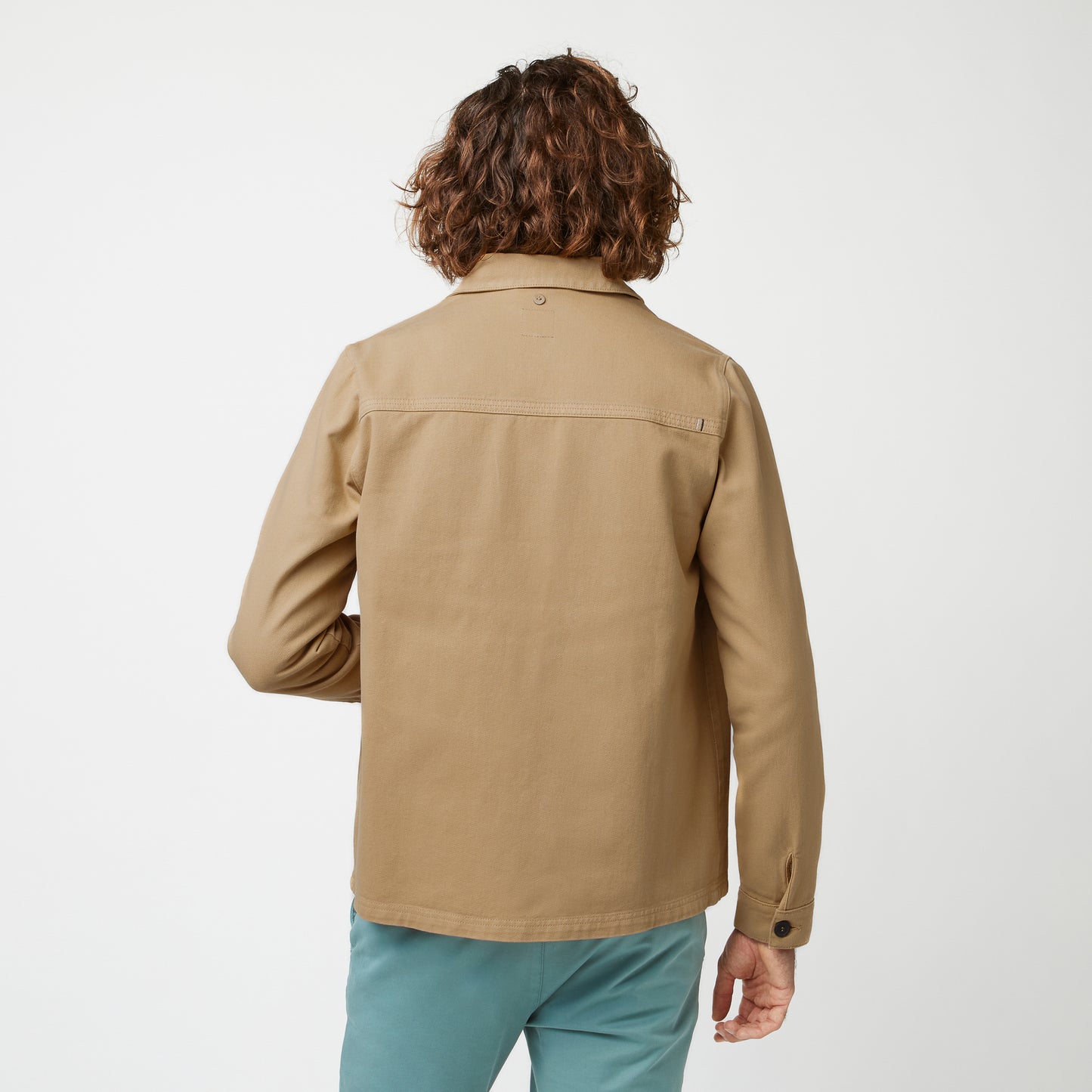 Surchemise LORGE Beige de FAGUO portée avec un t-shirt blanc et un jean clair pour un look printanier casual chic