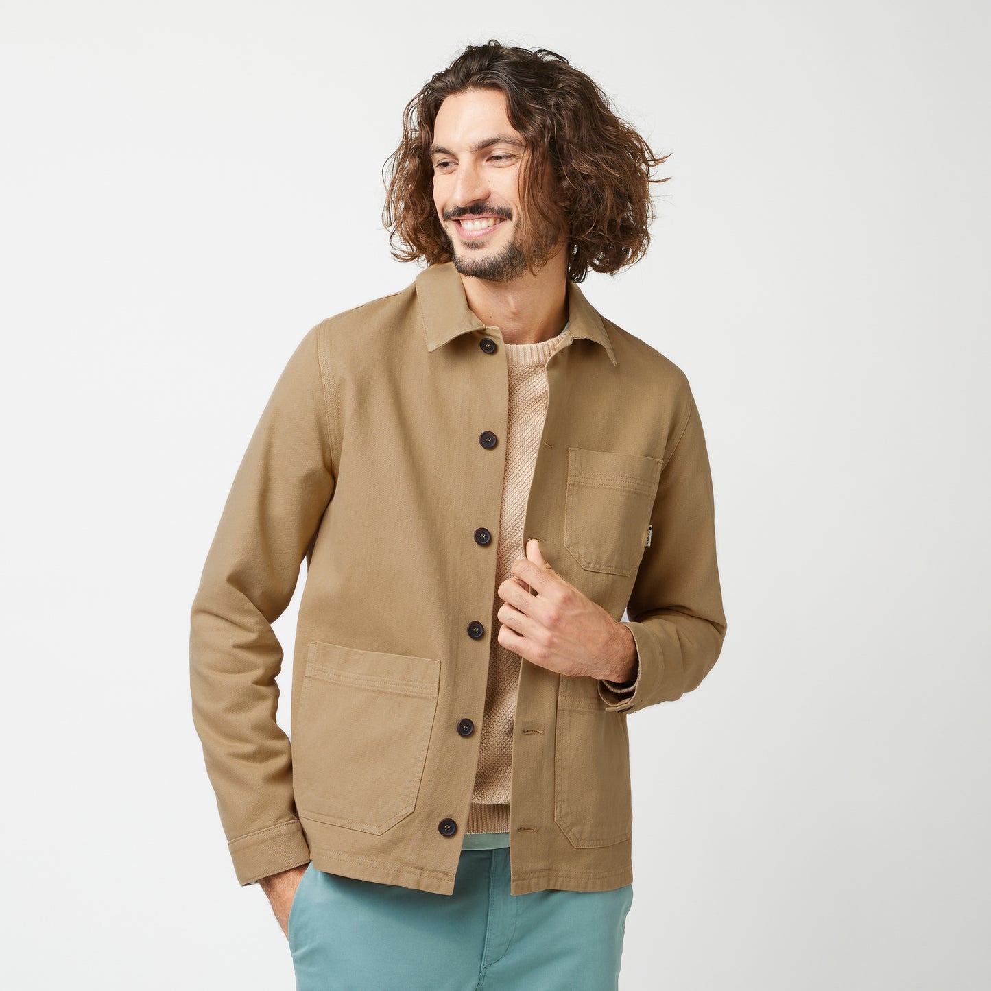 Surchemise LORGE Beige de FAGUO portée avec un pull en dessous et un jean clair pour un look printanier casual chic