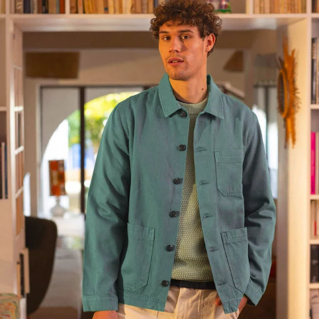 Surchemise LORGE Vert Turquoise de FAGUO portée avec un t-shirt blanc et un jean clair pour un look printanier casual chic