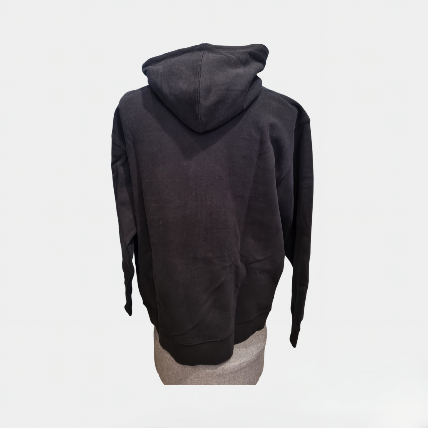 Sweat à capuche noir AIGLE 1853 porté avec un jean et des baskets blanc