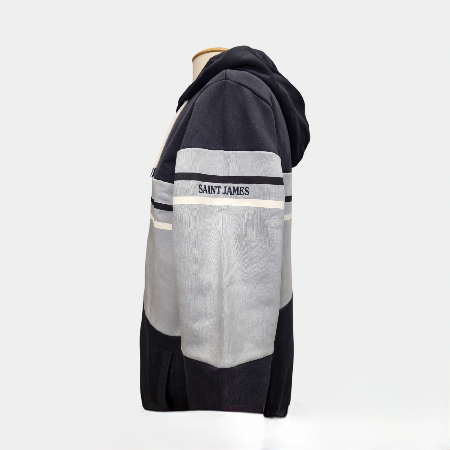 Détail du sweat à capuche Maison FT & Saint James, fermeture zippée et capuche ajustable