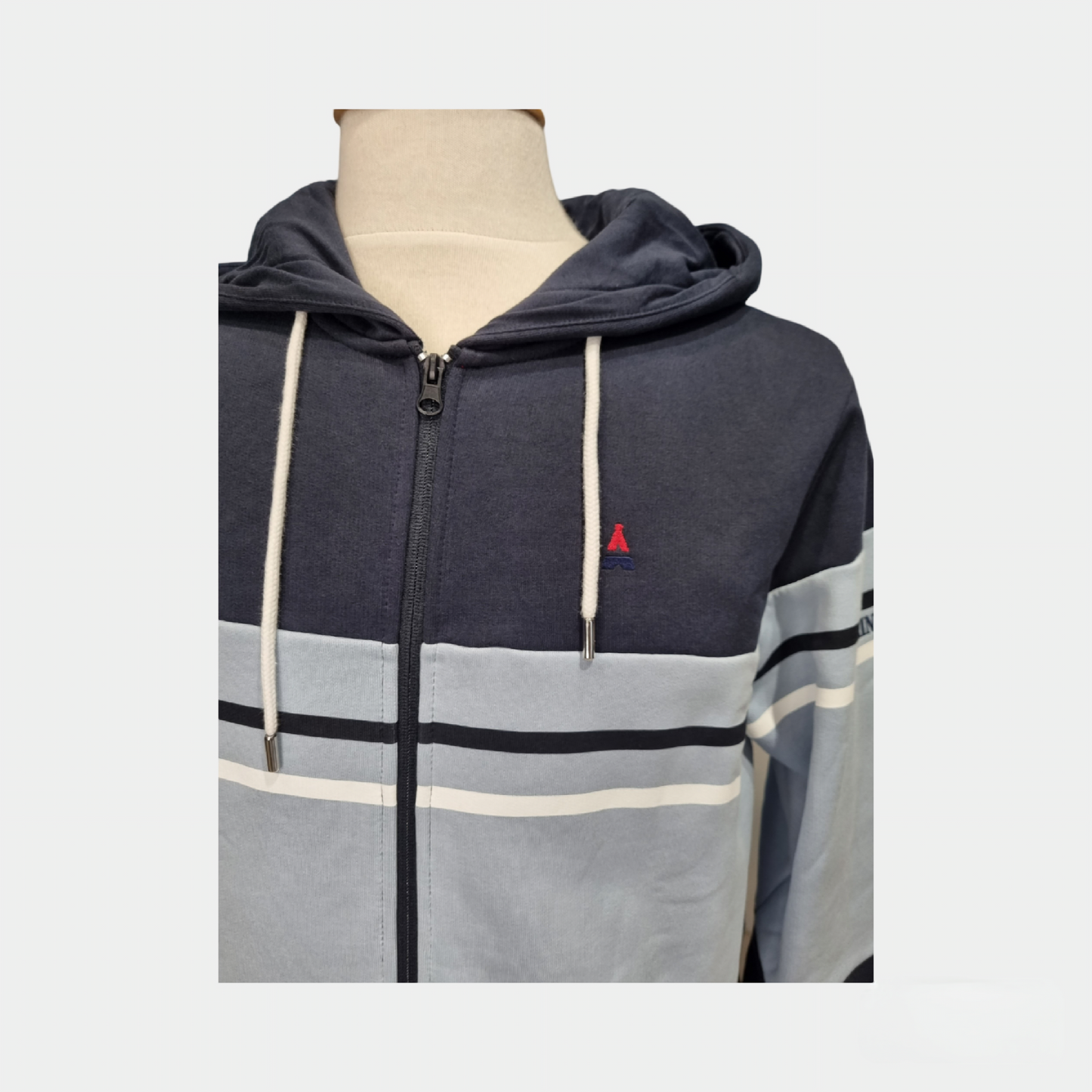 Détail du sweat à capuche Maison FT & Saint James, fermeture zippée et capuche ajustable