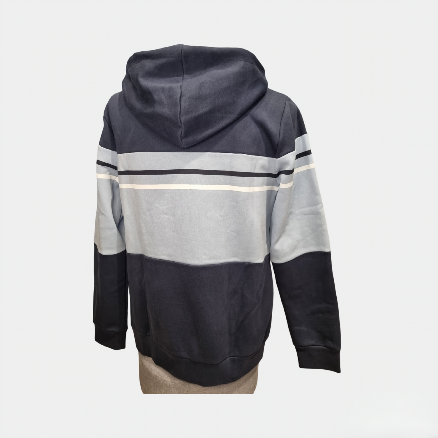 Sweat à capuche zippé Maison FT & Saint James porté avec un jean pour un style casual