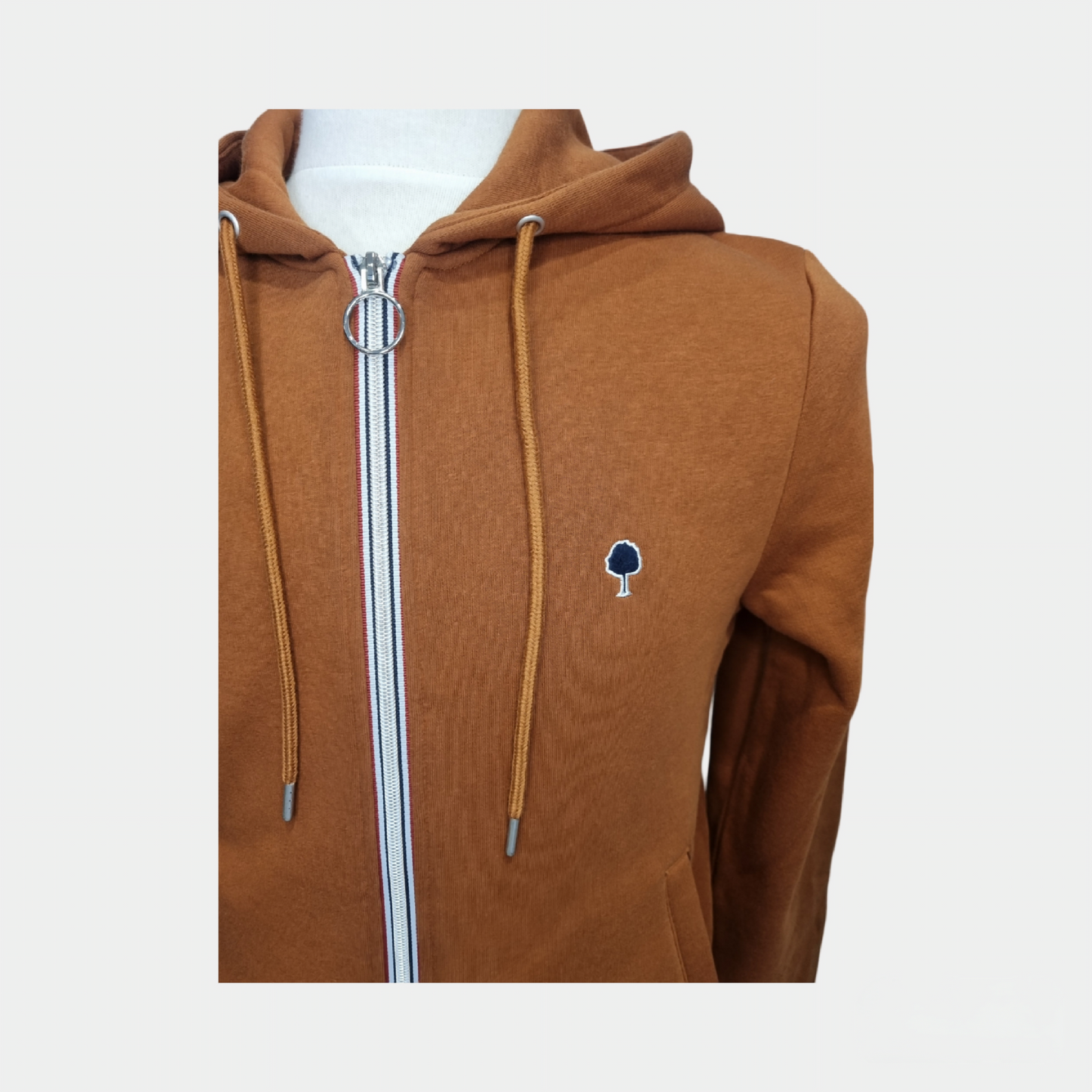 Sweat zippé MESNIL FAGUO marron en matières recyclées, alliant style et éco-responsabilité
detail logo zip capuche