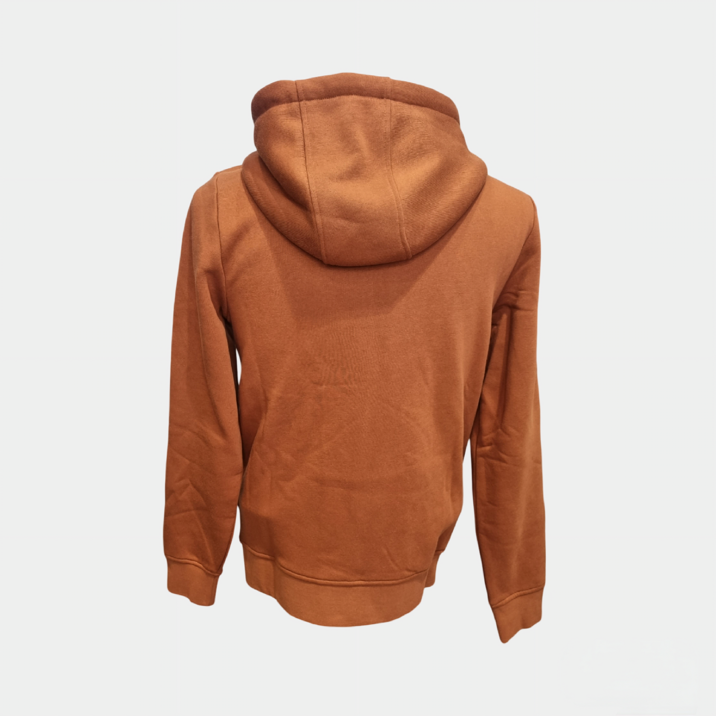 Sweat zippé MESNIL FAGUO marron porté avec un jean et des sneakers pour un style urbain et moderne