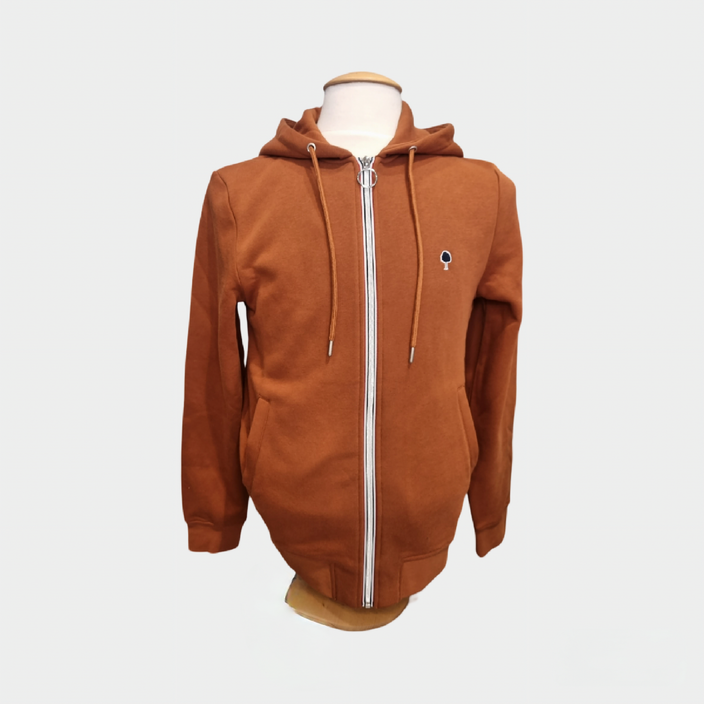 Sweat zippé MESNIL FAGUO marron en matières recyclées, alliant style et éco-responsabilité
